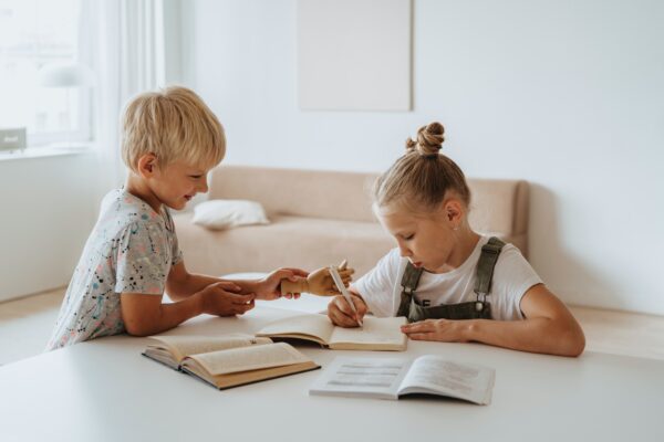 schrijfproblemen dysgrafisch handschrift slordig handschrift onleesbaar schrijven kind komt niet mee op school basisschool groep 2 3 4